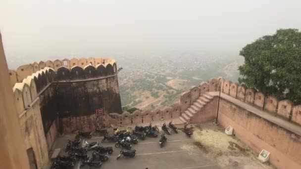 Jaipur, India - parkolás motorkerékpárok a fal alatt — Stock videók