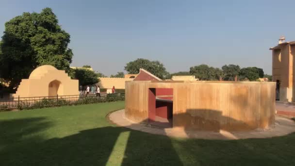 ジャイプール,インド- 2019年11月4日: Jantar Mantar観光客は、灼熱の太陽の下で歴史的な建物を検査12 — ストック動画