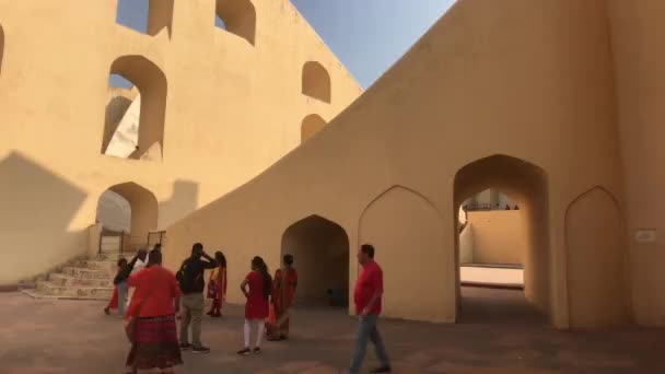 Jaipur, India - 04 november 2019: Jantar Mantar toeristen lopen rond op het grondgebied van historische structuren deel 5 — Stockvideo