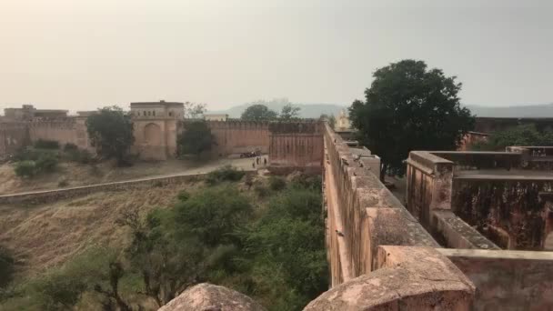 Джайпур (Індія) - великий зелений двір всередині фортеці 3. — стокове відео