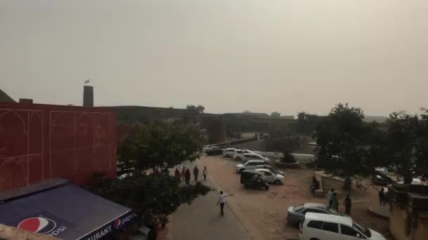 Jaipur, Hindistan - 3 Kasım 2019: Jaigarh Fort turistleri eski kalenin 6. bölümünün avlusunda yürüyor — Stok video