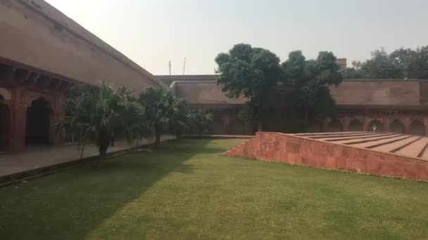 Agra, Indien - Agra Fort, hörnet av en grön glänta med en vägg — Stockvideo