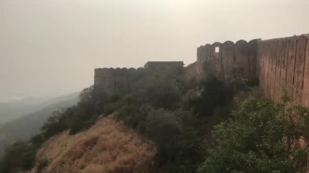 Jaipur, Ινδία - θέα των καλά διατηρημένων τοίχων και κτιρίων του παλιού οχυρού μέρος 6 — Αρχείο Βίντεο