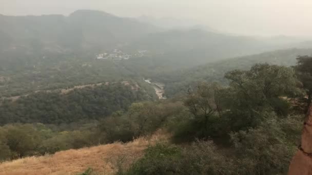Jaipur, Indie - krásný výhled na okolí z výšky pevnosti část 5 — Stock video