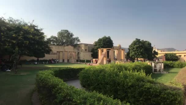 Jaipur, India - 04 november 2019: Jantar Mantar toeristen inspecteren historische gebouwen onder de brandende zon deel 13 — Stockvideo