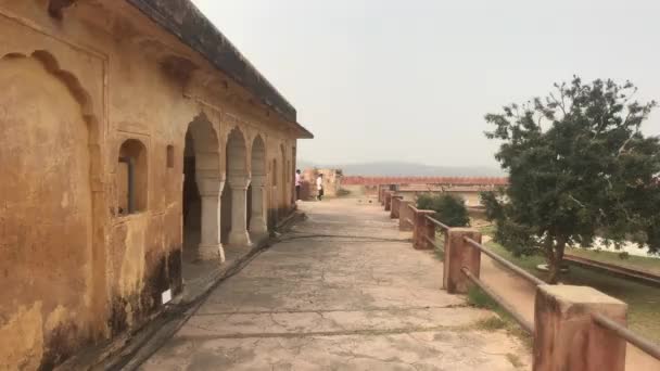 Jaipur, Indie - listopad 03, 2019: Jaigarh Fort turisté jdou v dálce na pozadí pevnostních budov — Stock video