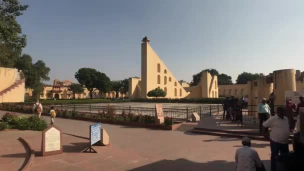 Jaipur, India - 04 november 2019: Jantar Mantar toeristen lopen rond op het grondgebied van historische structuren — Stockvideo