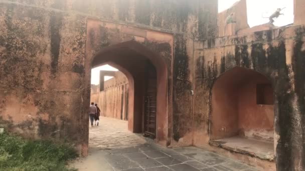 Τζαϊπούρ, Ινδία - οι τουρίστες ανεβαίνουν στο παλιό φρούριο — Αρχείο Βίντεο