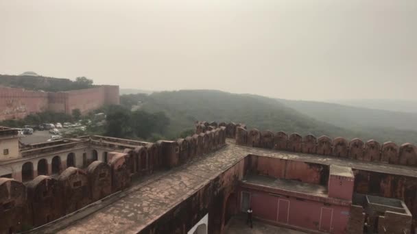 Jaipur, Ινδία - Άποψη των βουνών από τα τείχη του αρχαίου φρουρίου — Αρχείο Βίντεο