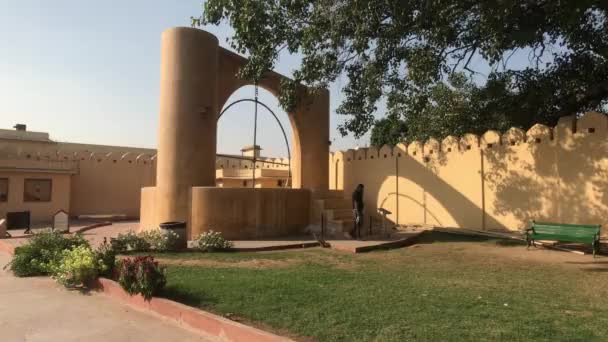 Jaipur, Indien - november 04, 2019: Jantar Mantar turister inspekterar historiska byggnader under den brännande solen del 2 — Stockvideo