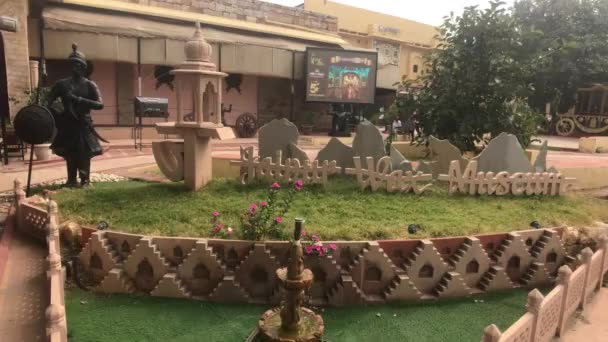 Jaipur, India - flowerbed at the entrance to the fortress — Stock Video