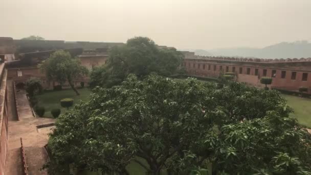 Jaipur, Indie - velký zelený dvůr uvnitř pevnosti část 4 — Stock video