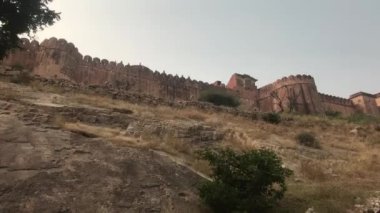 Jaipur, Hindistan - eski kale bölüm 2 'de uzun güçlendirilmiş duvar