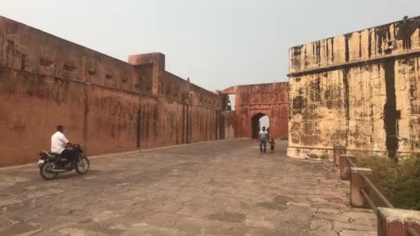 Jaipur, India - November 03, 2019: Οι τουρίστες του οχυρού Jaigarh περπατούν στην αυλή του παλιού οχυρού μέρος 8 — Αρχείο Βίντεο