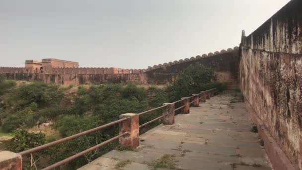Jaipur, Ινδία - θέα των καλά διατηρημένων τοίχων και κτιρίων του παλιού οχυρού μέρος 17 — Αρχείο Βίντεο