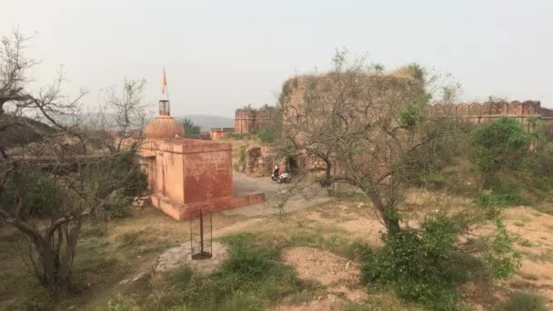 ジャイプール,インド- 2019年11月3日:ジャイガル要塞の壁部分3の距離を歩く観光客 — ストック動画