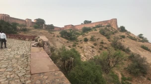 Джайпур, Индия - 03 ноября 2019 года: Джайгарх Форт крепостная стена с туристами часть 4 — стоковое видео