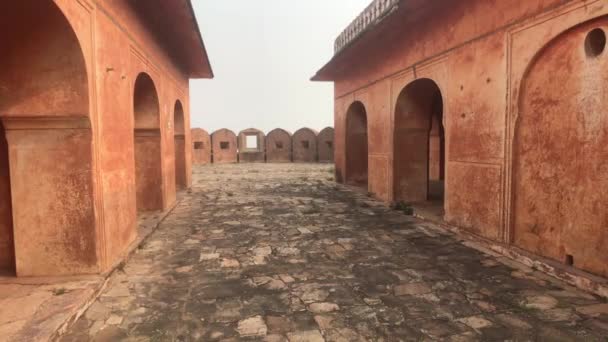 Jaipur, Indie - pohled na dobře zachovalé zdi a budovy staré pevnosti část 20 — Stock video