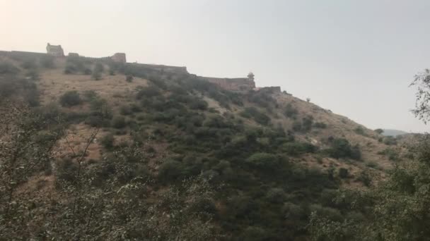 インドのジャイプール-古い要塞の部分13の長い要塞化された壁 — ストック動画