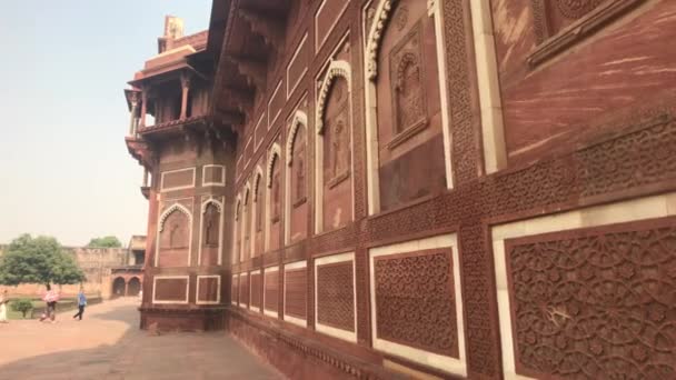 Agra, India, November 10, 2019, Agra Fort, tourists walk along the walls of the red brick structure — Stock Video