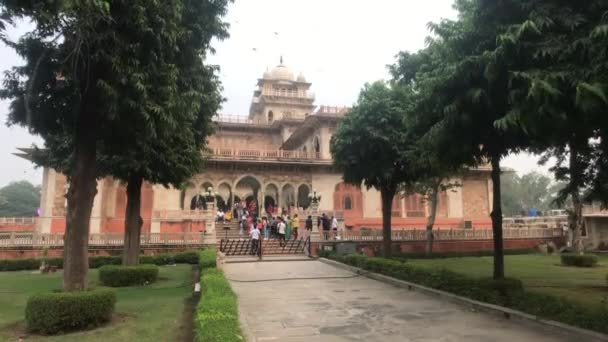 Jaipur, Indie - listopad 03, 2019: turisté vystoupí ze starého muzea — Stock video