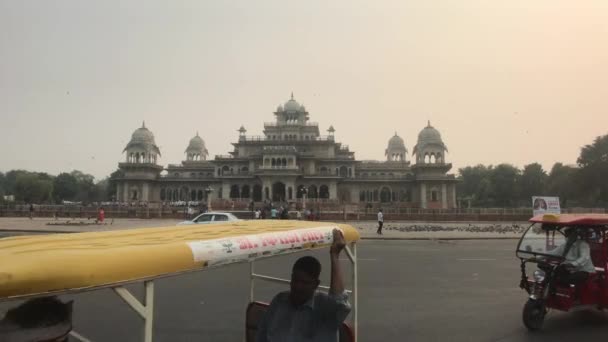 Джайпур, Індія - 3 листопада 2019: водії з туристами переїжджають на вулицю. — стокове відео