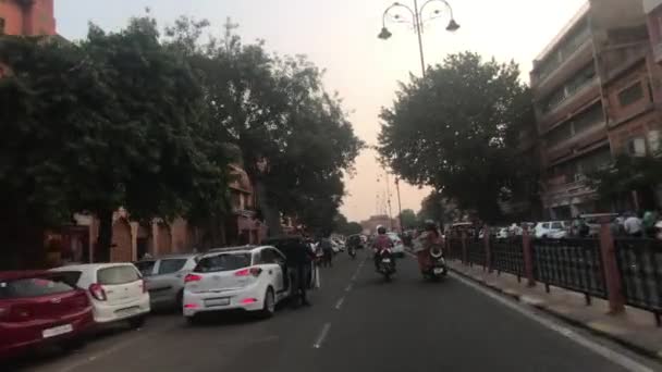 Jaipur, Hindistan - 3 Kasım 2019: turistlerle yol boyunca motosiklet trafiği — Stok video