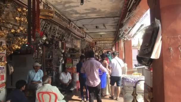 ジャイプール,インド- 2019年11月3日:観光客が路上でお土産を買う — ストック動画