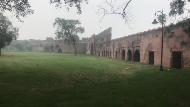 Nueva Delhi, India, 11 de noviembre de 2019, las ruinas de la antigua muralla del fuerte — Vídeo de stock