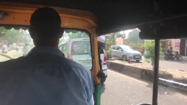 Jaipur, Índia - 03 de novembro de 2019: Motorrickshi motorista dirige pela cidade — Vídeo de Stock