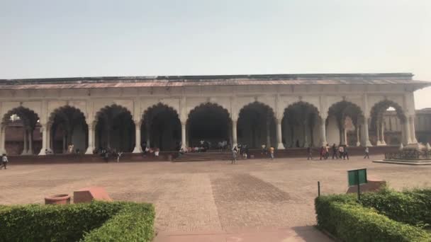 Agra, Indien, 10. November 2019: agra fort großes weißes Gebäude mit Touristen — Stockvideo