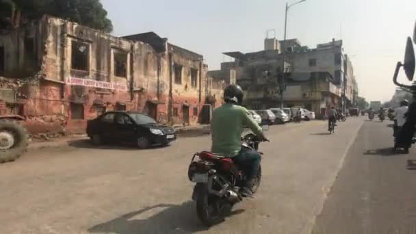 Jaipur, India - 2019. november 03.: motorkerékpárosok egy csoportja utazik az úton 2. rész — Stock videók