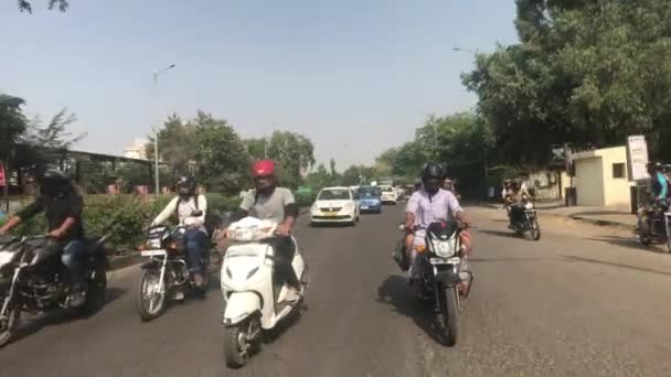 Джайпур, Индия - 03 ноября 2019 года: группа мотоциклистов едет по дороге — стоковое видео