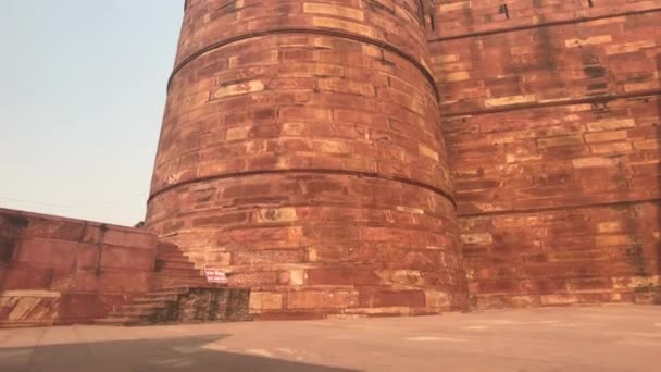 Agra, India - Agra Fort, high red brick wall — Stock Video