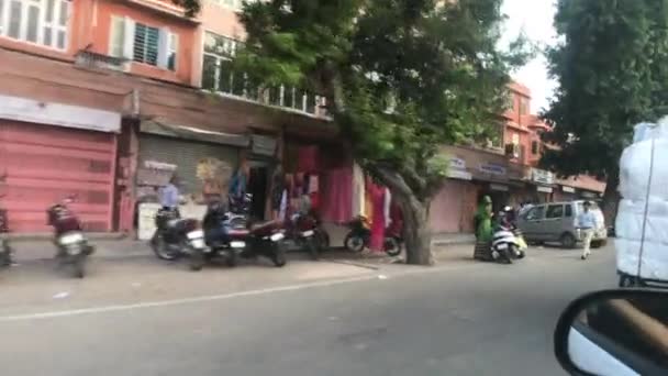 Jaipur, India - 03 novembre 2019: traffico motociclistico lungo la strada con i turisti — Video Stock