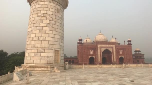 Agra, India, November 10, 2019, Taj Mahal, High Tower Mosque — Stockvideo