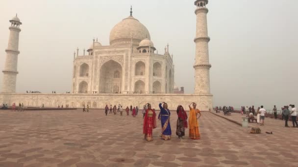 Agra, Indien, 10. November 2019, taj mahal, Touristen tanzen und singen — Stockvideo