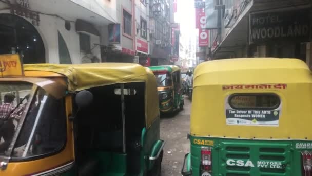 New delhi, Indien, 11. November 2019, Touristen und Kraftfahrzeuge auf der Stadtstraße — Stockvideo