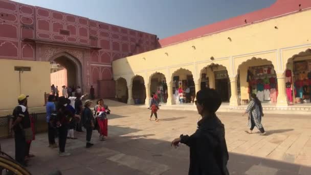 Jaipur, India - 04 novembre 2019: I turisti del City Palace passano davanti alle file dello shopping — Video Stock
