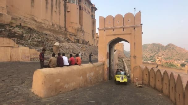 Jaipur, India, 05 de noviembre de 2019, los turistas de Amer Fort descienden por las antiguas calles del fuerte parte 2 — Vídeos de Stock