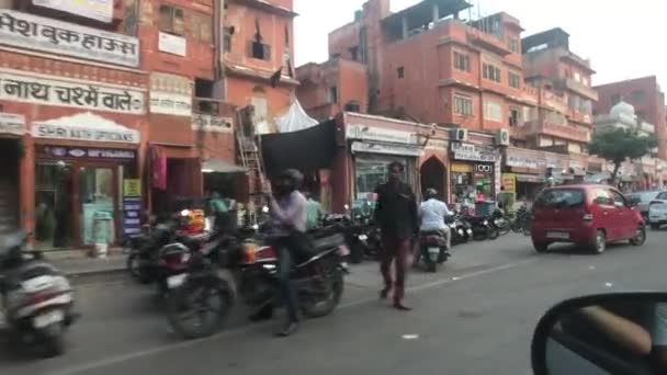 Jaipur, India - 03 de noviembre de 2019: el tráfico de motos a lo largo de la carretera con los turistas parte 11 — Vídeo de stock