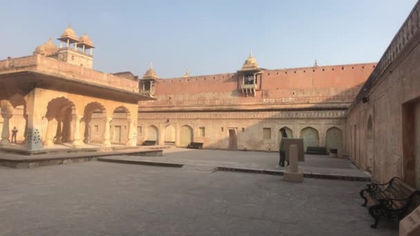 Джайпур, Индия, 5 ноября 2019 года, Амер Форт пара туристов прогуляться по двору — стоковое видео