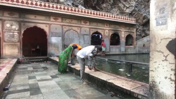 Джайпур, Індія, 04 листопада 2019 Галта Цзі, туристи проводять обряд аблюзії в озері — стокове відео