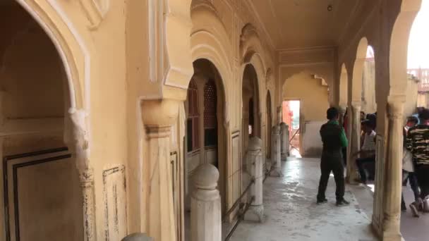 Jaipur, India - November 04, 2019: Hawa Mahal tourists walk through the corridors of the building part 9 — ストック動画