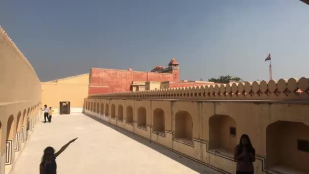 Jaipur, indien - 04. November 2019: hawa mahal touristen spazieren durch die flure des gebäudes teil 4 — Stockvideo