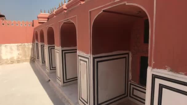 Jaipur, Indie - vnitřní balkóny a pokoje ve starém paláci část 2 — Stock video