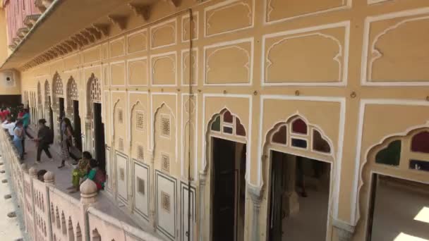 Jaipur, Inde - 04 novembre 2019 : Les touristes Hawa Mahal traversent les couloirs du bâtiment — Video