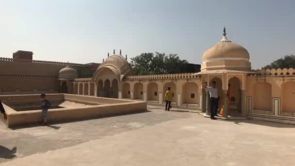 Jaipur, Índia - os turistas ficam no parque infantil em frente à piscina — Vídeo de Stock