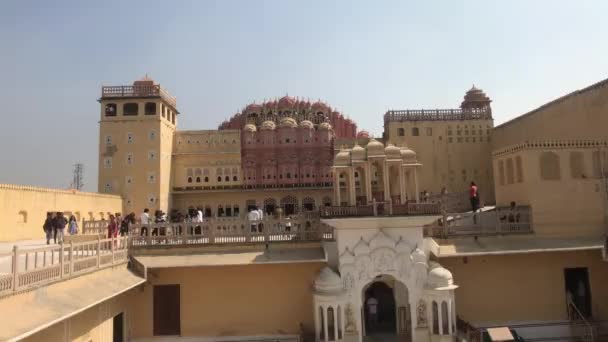 Jaipur, India - 04 november 2019: Hawa Mahal toeristen lopen op het balkon van het paleis deel 3 — Stockvideo