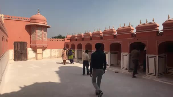 Jaipur, India - November 04, 2019: Hawa Mahal tourists walk through the corridors of the building part 5 — 图库视频影像